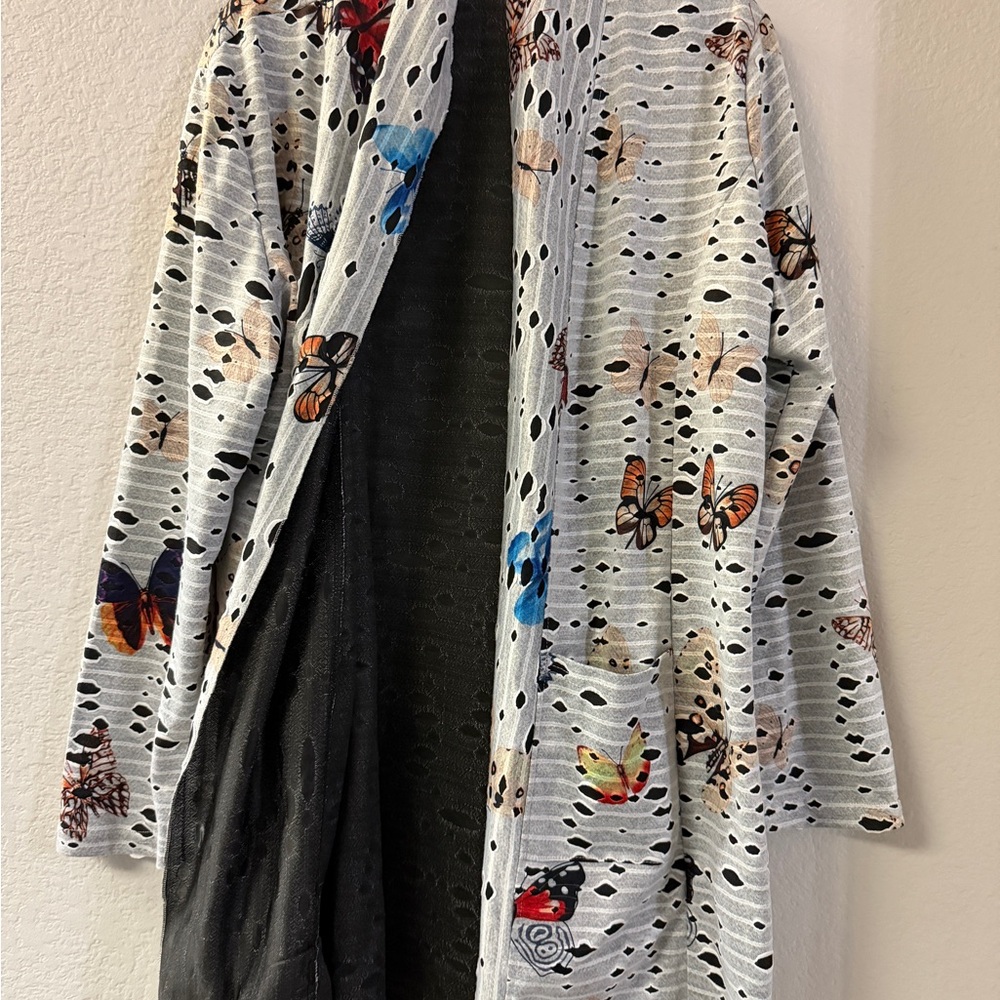 Elegant Women's Butterfly Print Cape/Overlay (32) - Picture 4 of 8